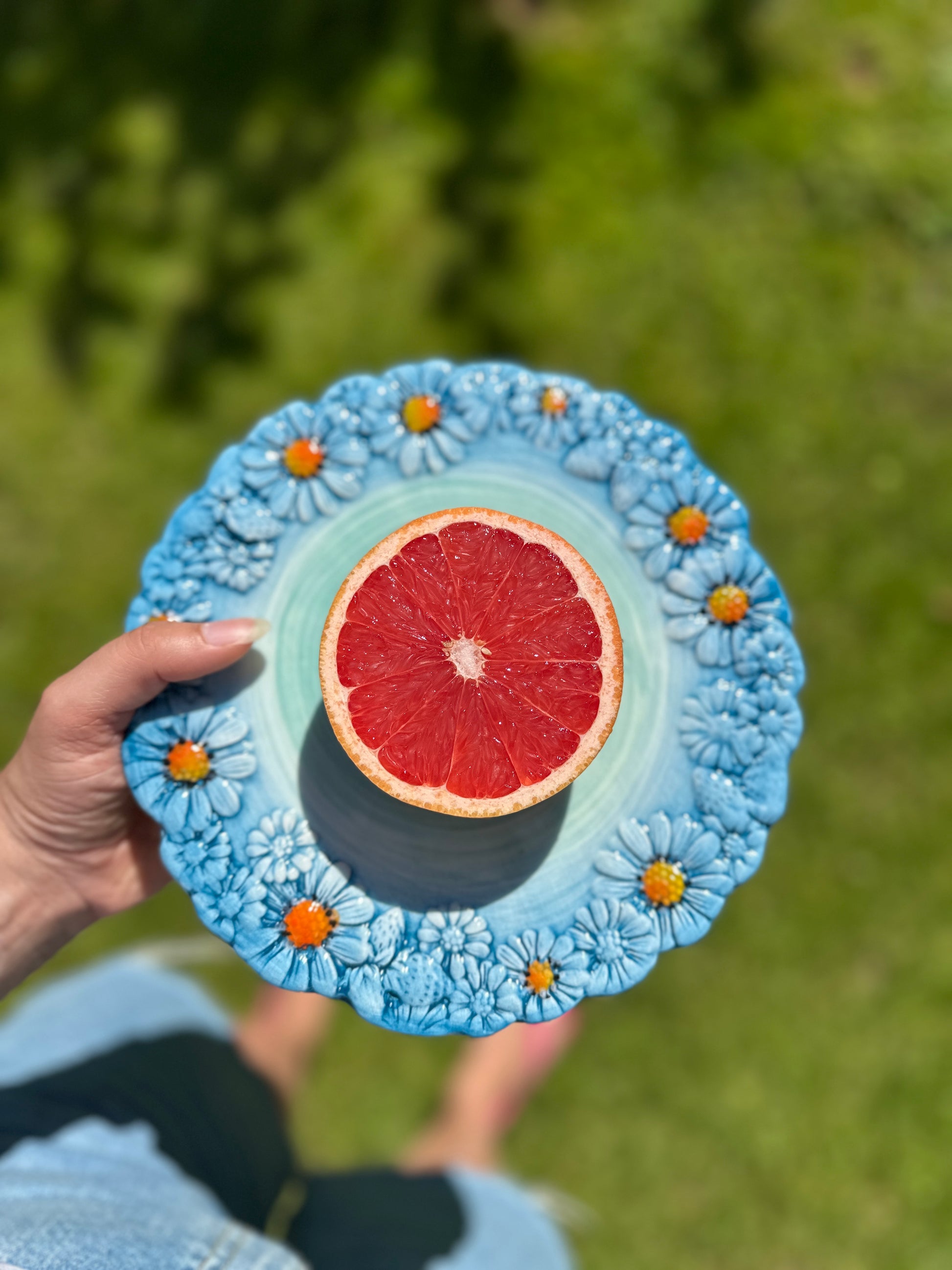 Blå tallerken med margueritter – Ø22