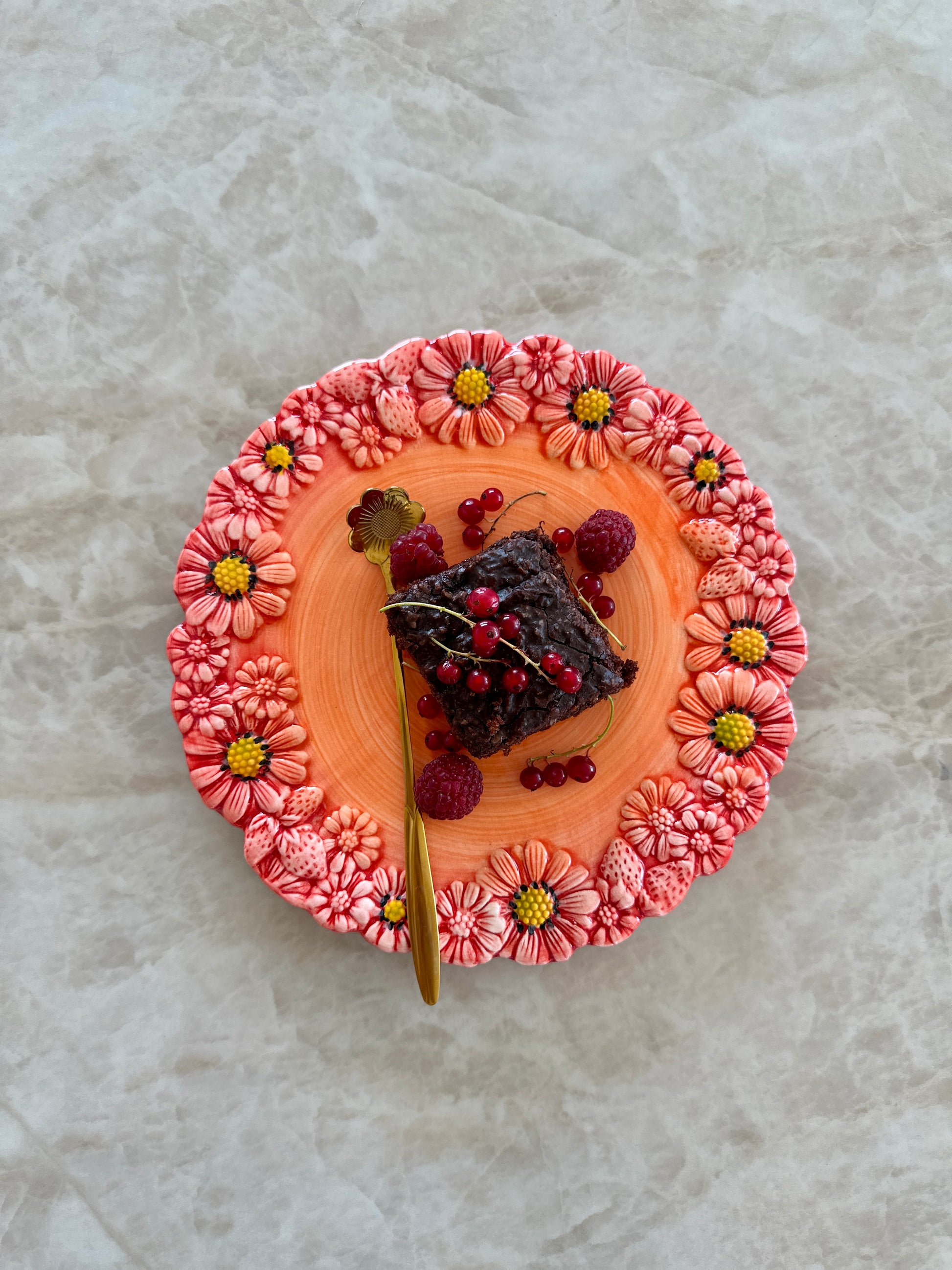 Rød tallerken med margueritter – Ø22